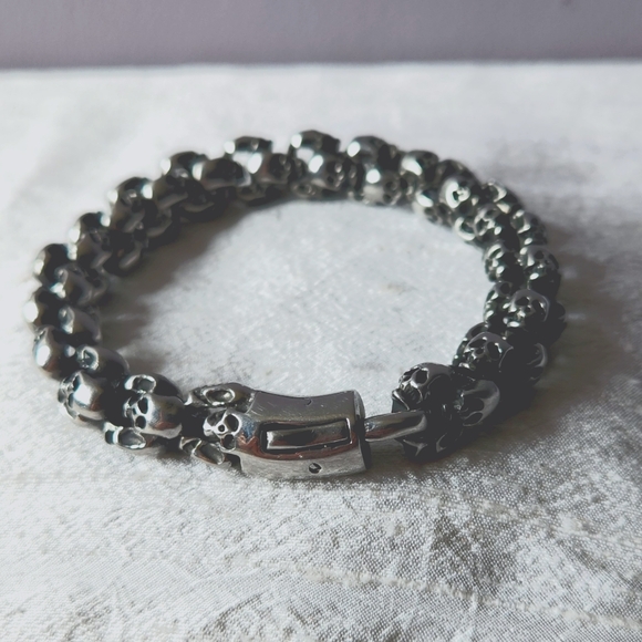 STAINLESS STEEL SKULL BRACELET - Picture 1 of 4